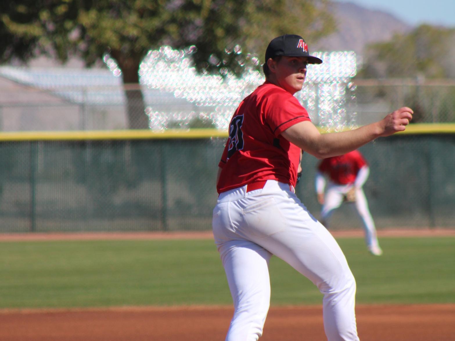 Robertson's gem helps Arizona Western Baseball split with Geckos